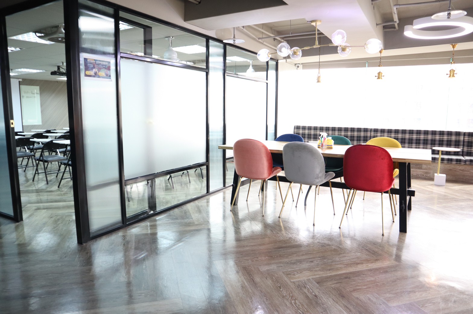 『高雄共享辦公室出租』專為文藝創作而設立的-潤學商務共享中心-是小型辦公室最佳首選！