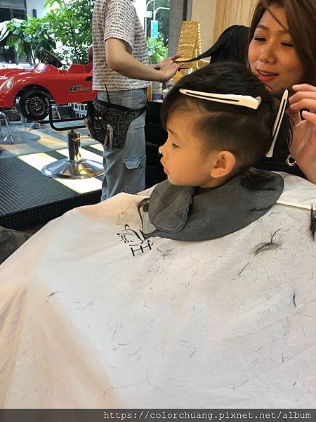 「高雄兒童剪髮」苦尋多年的小孩剪髮，終於被我找到一家環境優.技術佳.設計師耐心好的兒童剪髮「專注髮型設計」