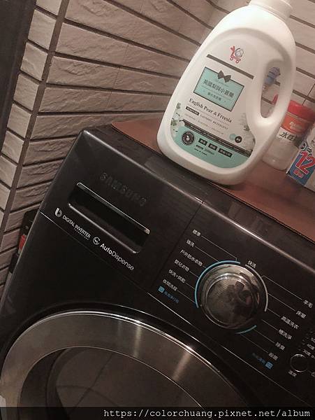 「洗衣精品牌推薦」YCB 小蒼蘭大容量洗衣精 (2000ml)讓我們洗衣後香氣四溢，衣櫥散發淡淡的高級品牌香水的香氣