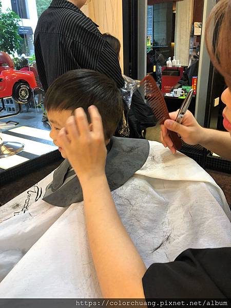 「高雄兒童剪髮」苦尋多年的小孩剪髮，終於被我找到一家環境優.技術佳.設計師耐心好的兒童剪髮「專注髮型設計」